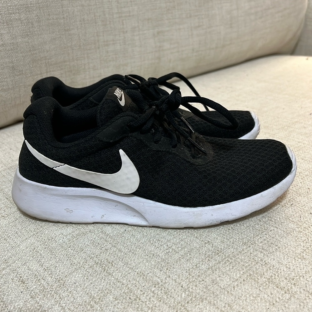 Women’s Black & White Nike